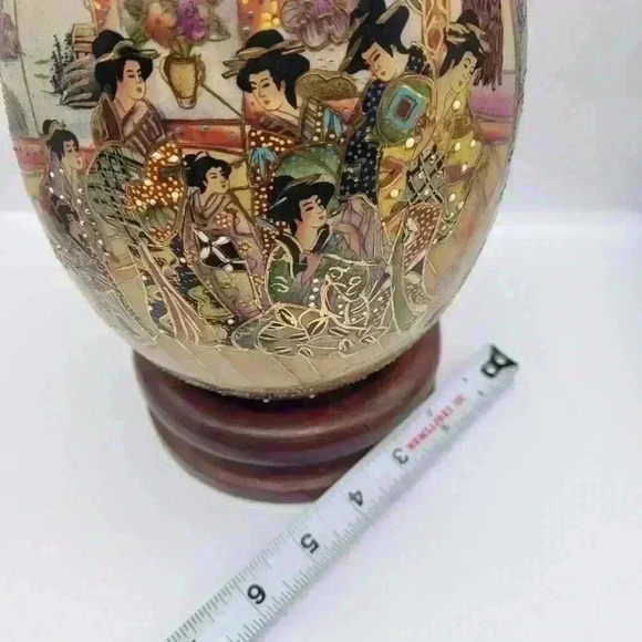 COPY - Beautiful Large Porcelain Satsuma Stamped Egg, Wooden stand Geisha Gilt … - Picture 13 of 14